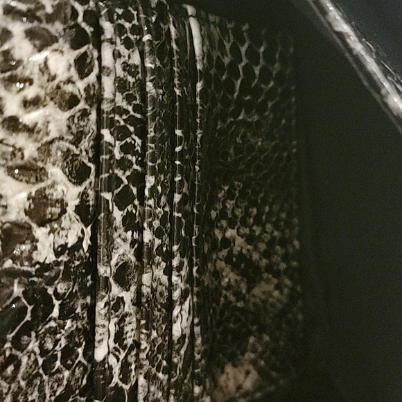 Kenneth Cole Reaction Snake Skin Black And Gray Clutch Wallet - Picture 5 of 7